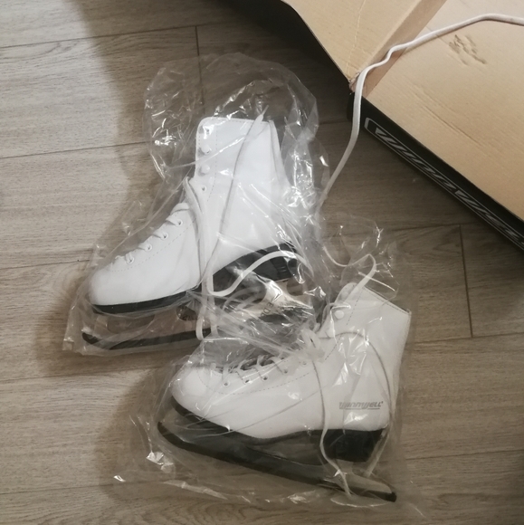 Kids/youth figure skates & helmet - Picture 4 of 10